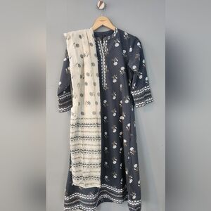 Complete 3 piece salwaar kameez with dupatta, cotton printed. New condition S/XS